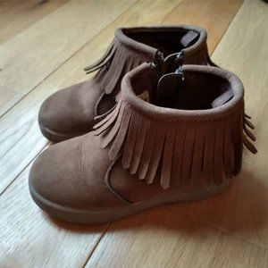 Kids shoes brown excellent condition, adorable, size 8, carters